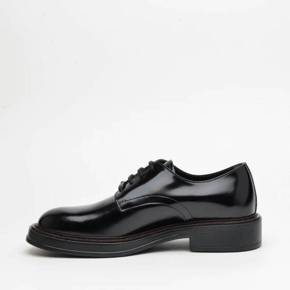 Stringata Tod's in pelle semilucida nera